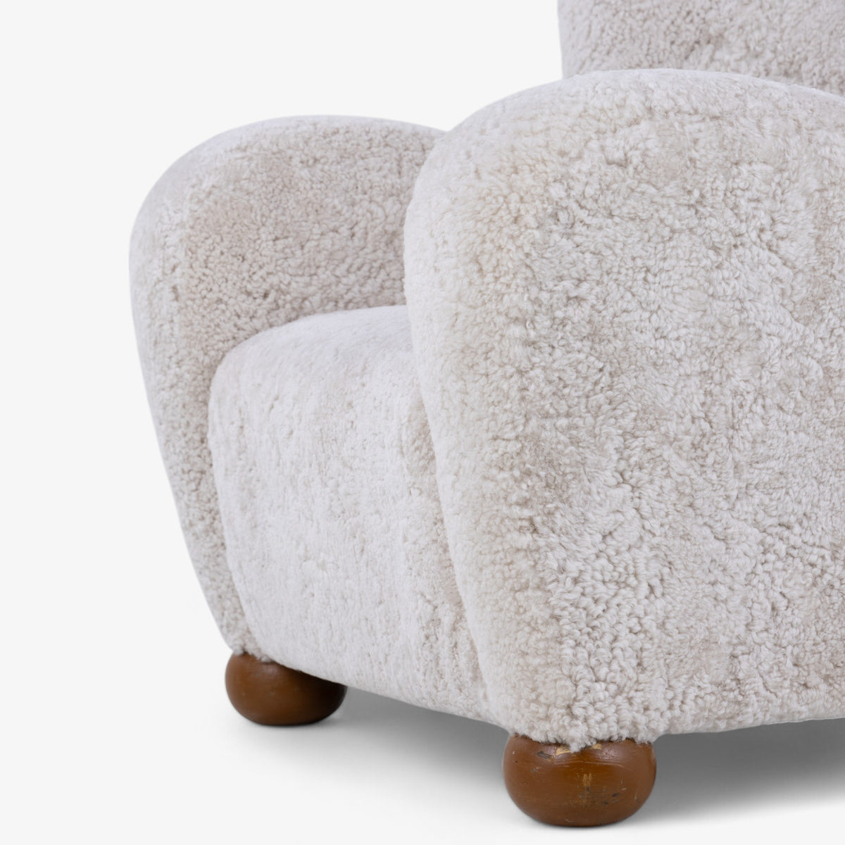 Aulanko' easy chair in lambskin