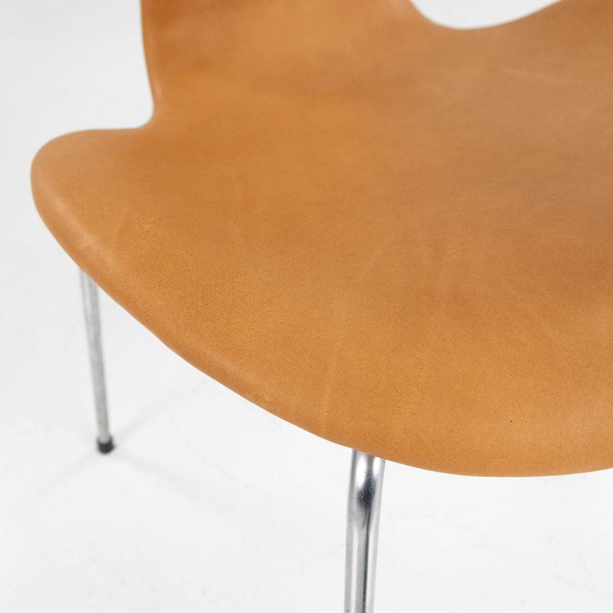 AJ 3130 - 'Grand Prix' dining chair in new leather