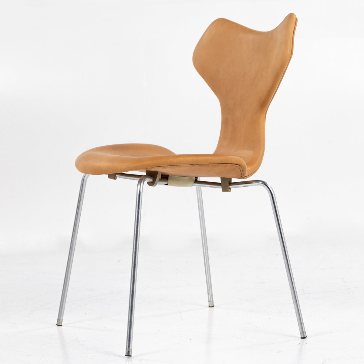 AJ 3130 - 'Grand Prix' dining chair in new leather