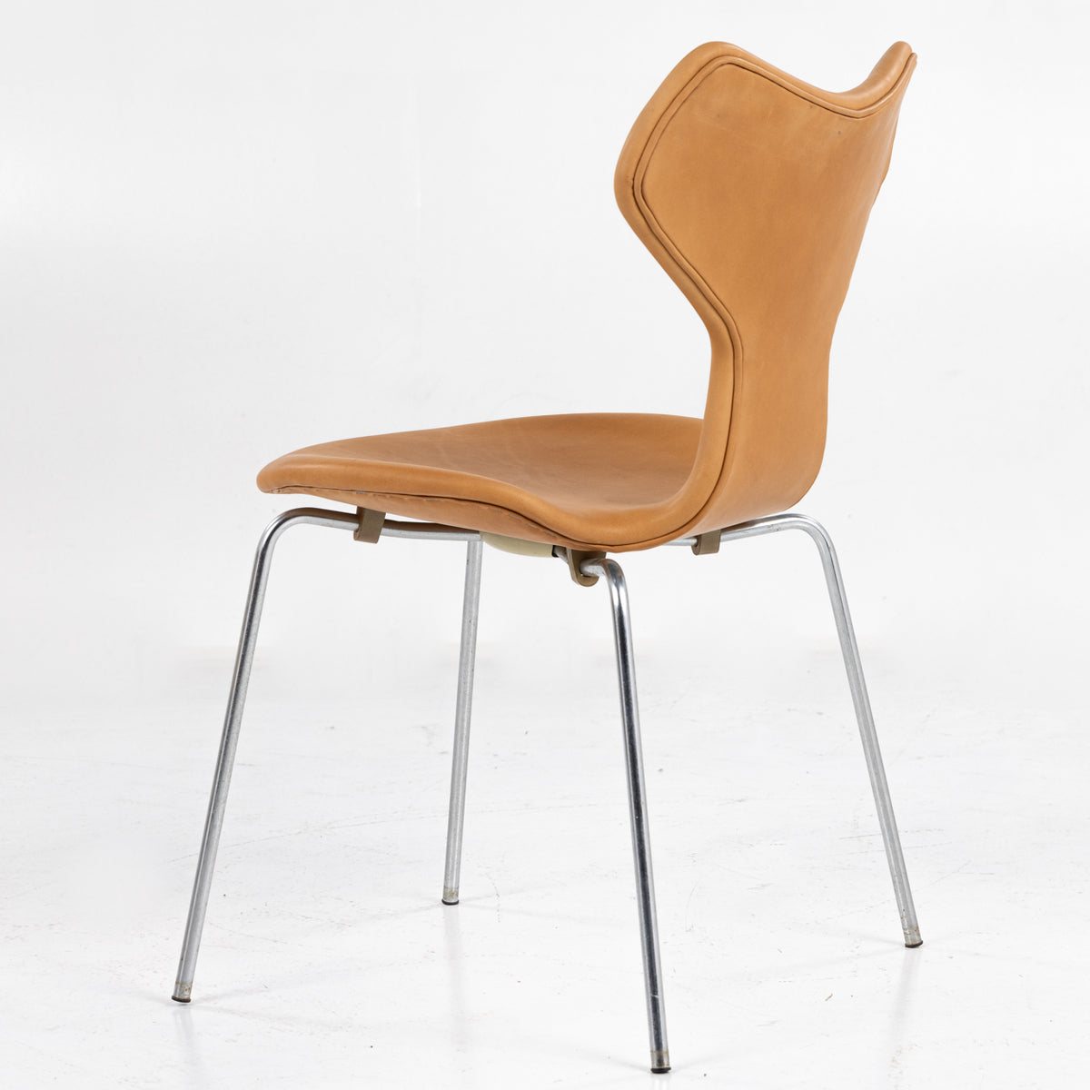 AJ 3130 - 'Grand Prix' dining chair in new leather