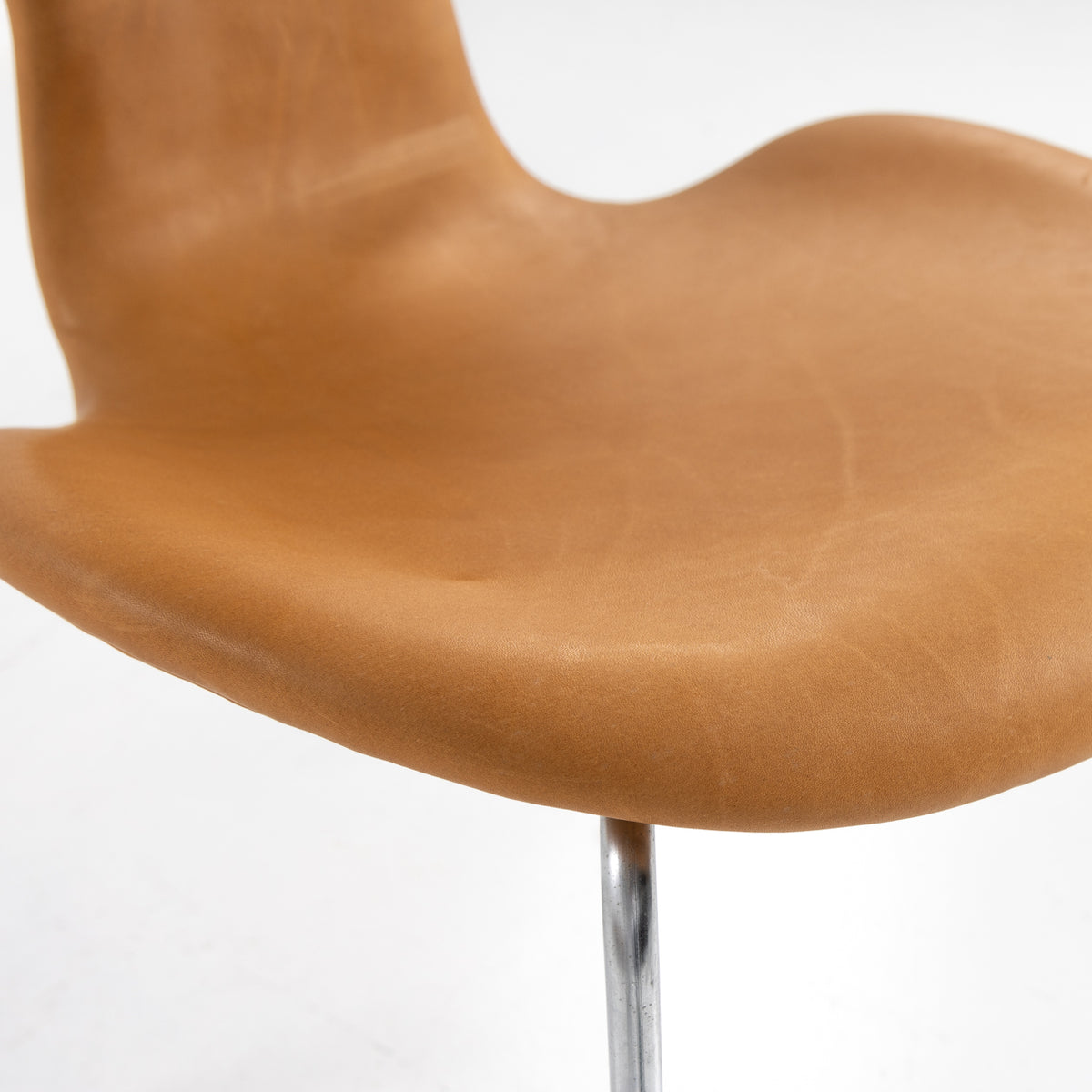 AJ 3130 - 'Grand Prix' dining chair in new leather