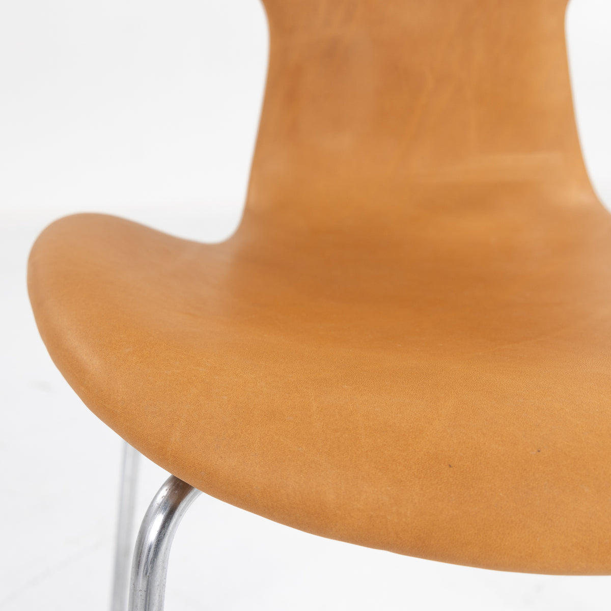 AJ 3130 - 'Grand Prix' dining chair in new leather