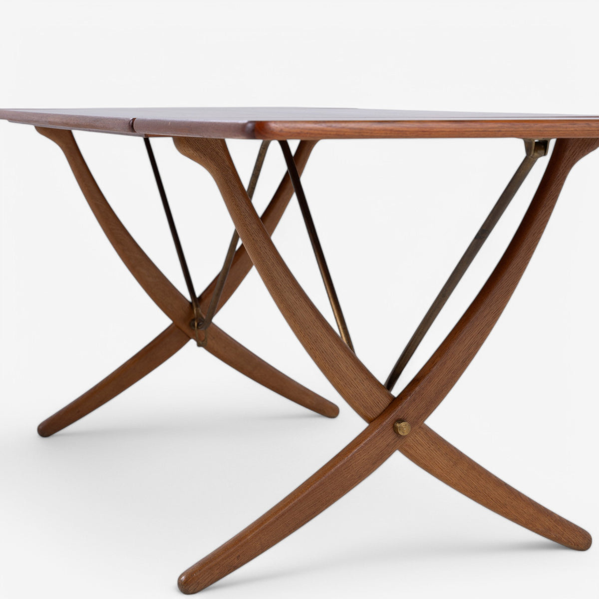 AT 304 - Dining table in teak