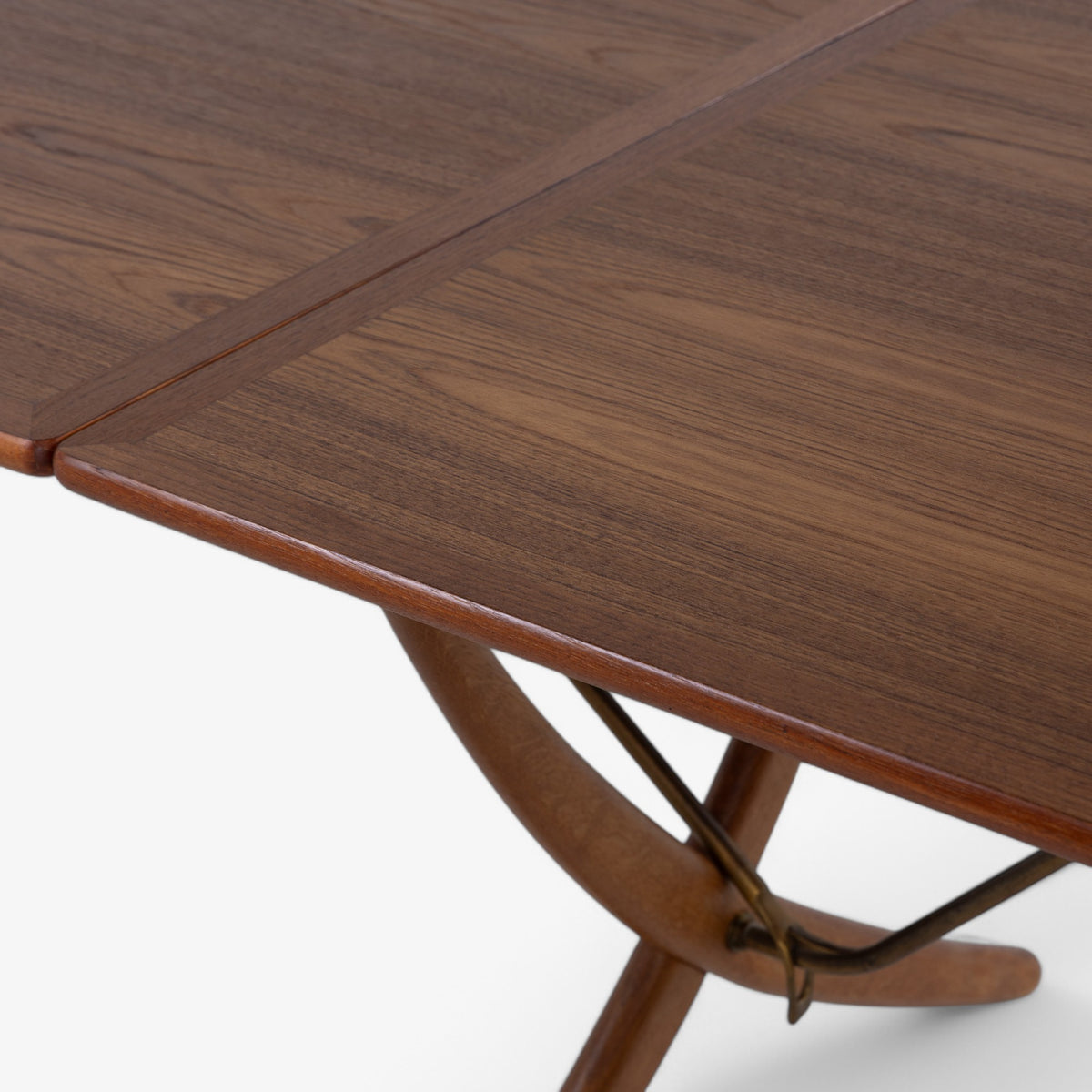 AT 304 - Dining table in teak