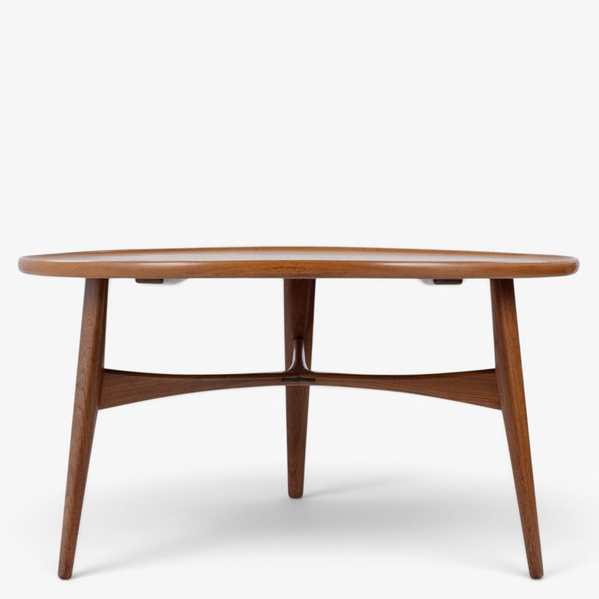 Round coffee table in teak