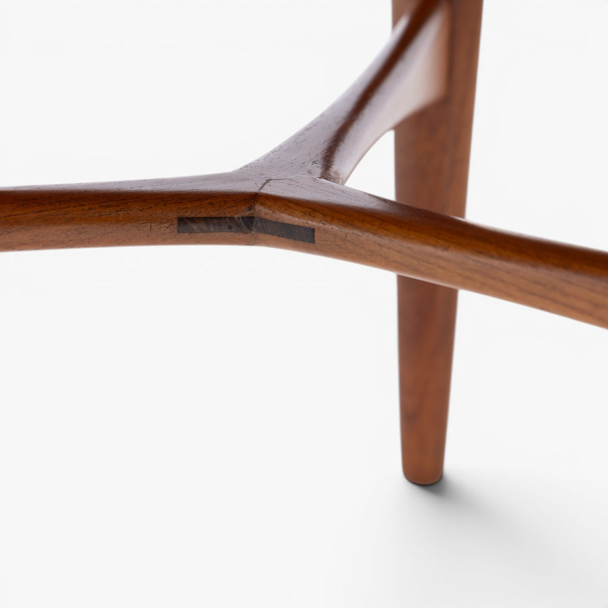Round coffee table in teak