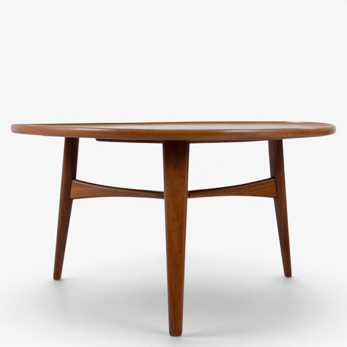 Round coffee table in teak