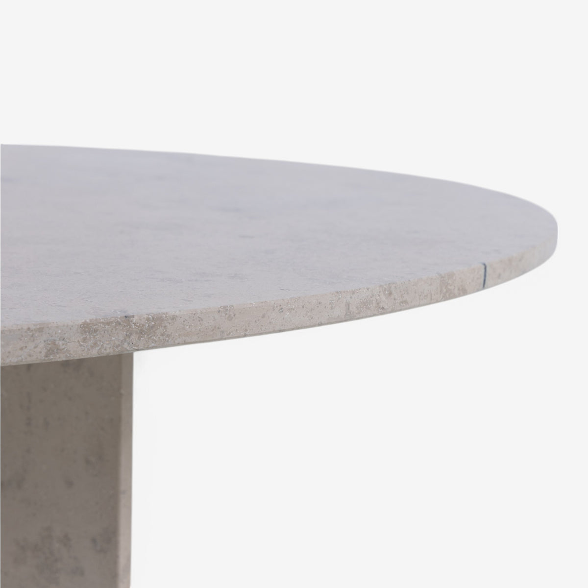 Round dining table in marble