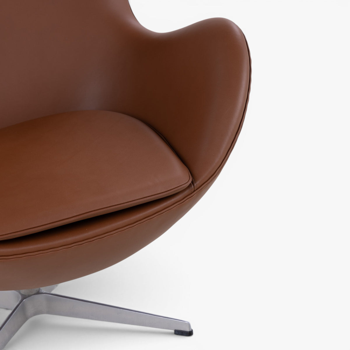 AJ 3316 - 'The Egg' w. stool in aniline leather