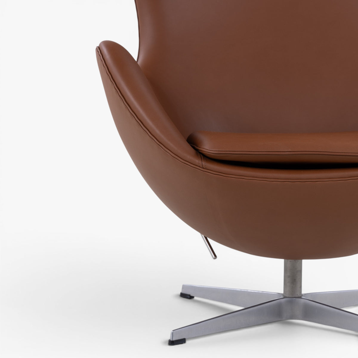 AJ 3316 - 'The Egg' w. stool in aniline leather