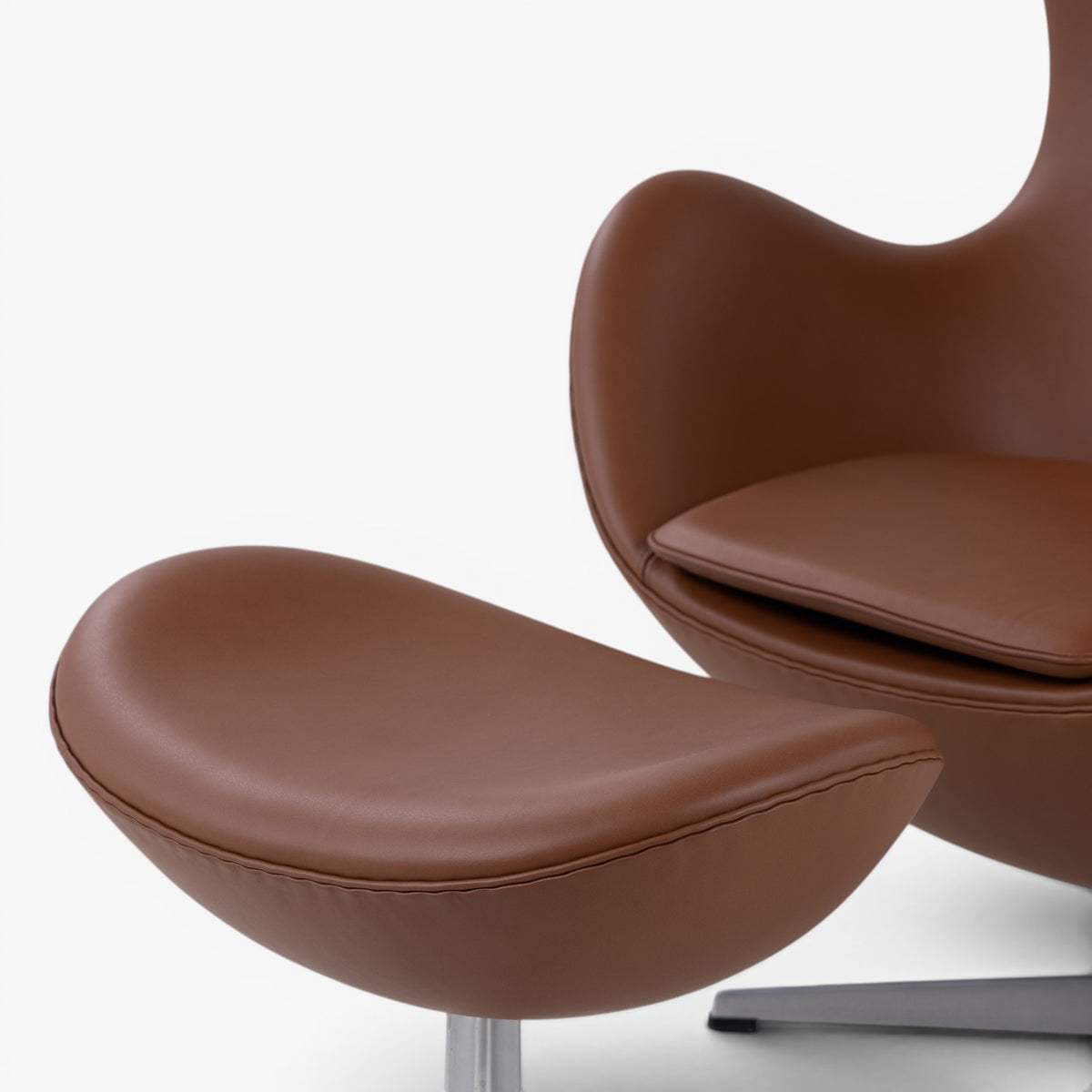 AJ 3316 - 'The Egg' w. stool in aniline leather