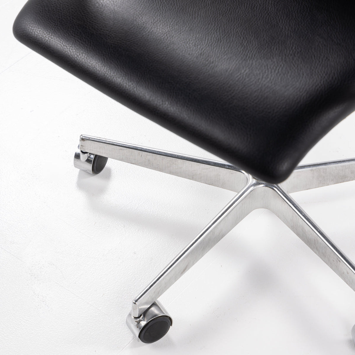 AJ 3291- 'Oxford' office chair in black leather