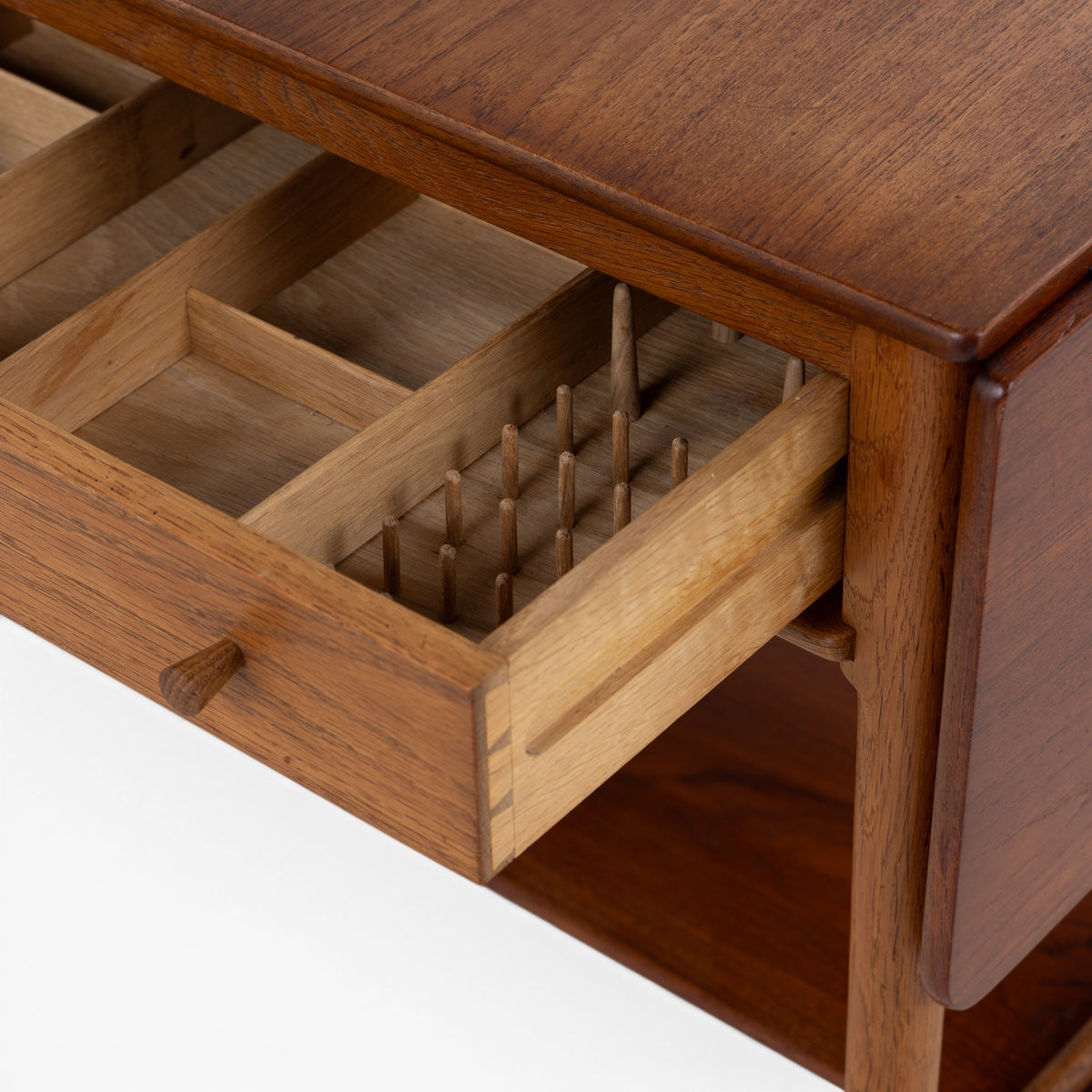 AT 33 - Sybord i teak