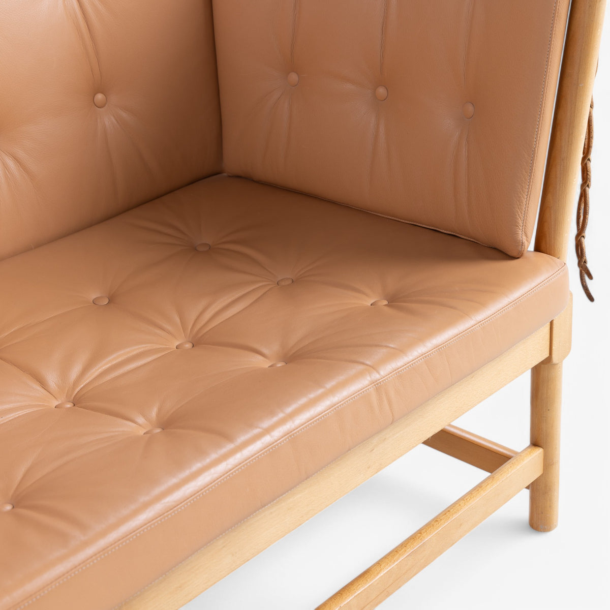 BM 1789 - Spoke-back sofa in original leather