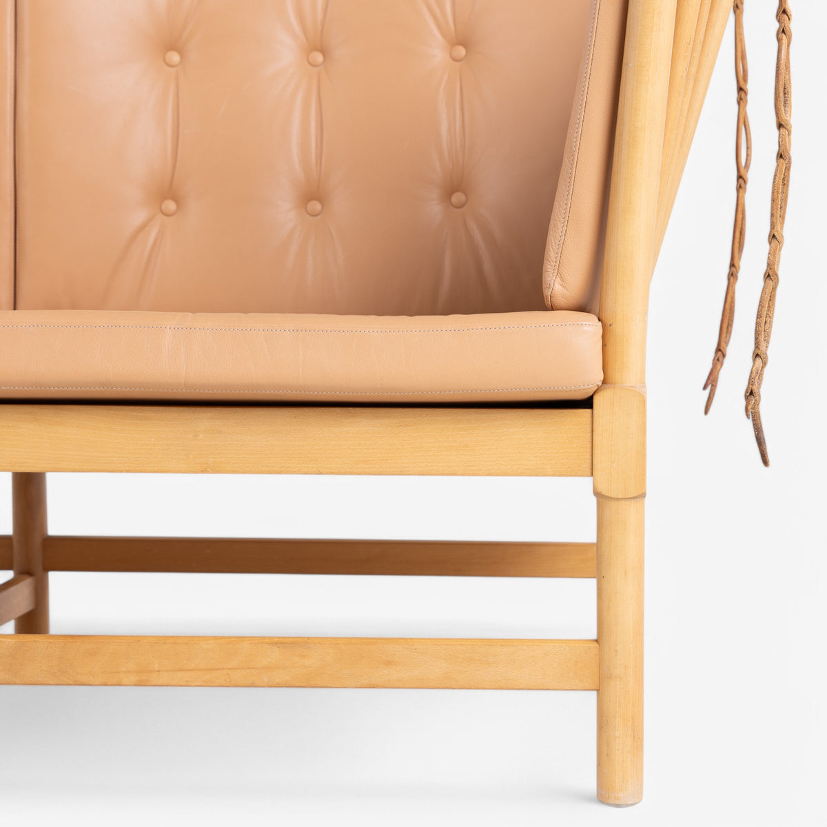 BM 1789 - Spoke-back sofa in original leather