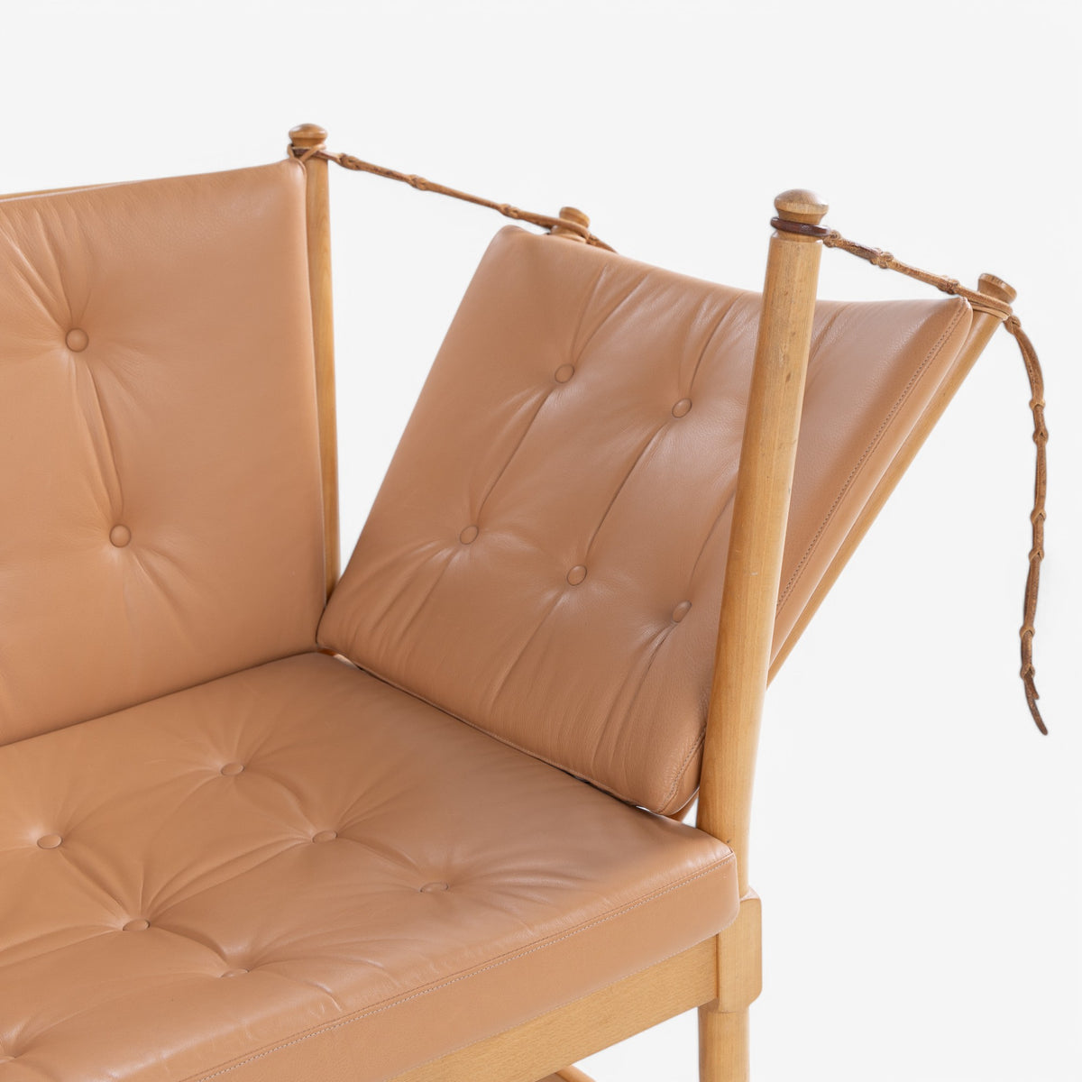 BM 1789 - Spoke-back sofa in original leather