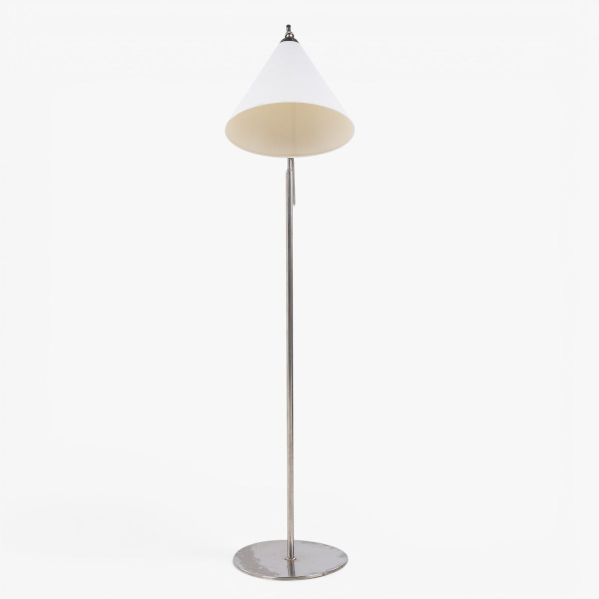 Gulvlampe i forniklet metal