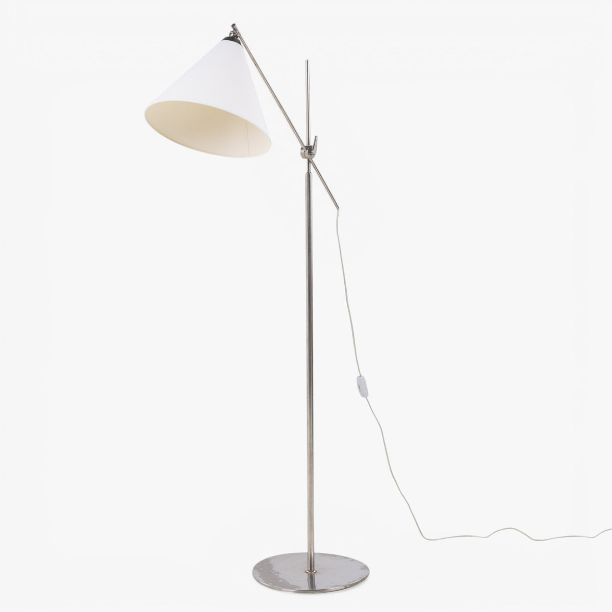 Gulvlampe i forniklet metal