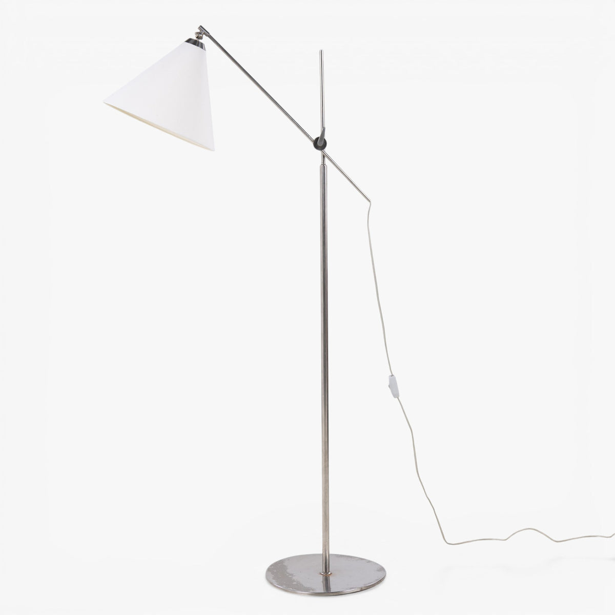 Gulvlampe i forniklet metal