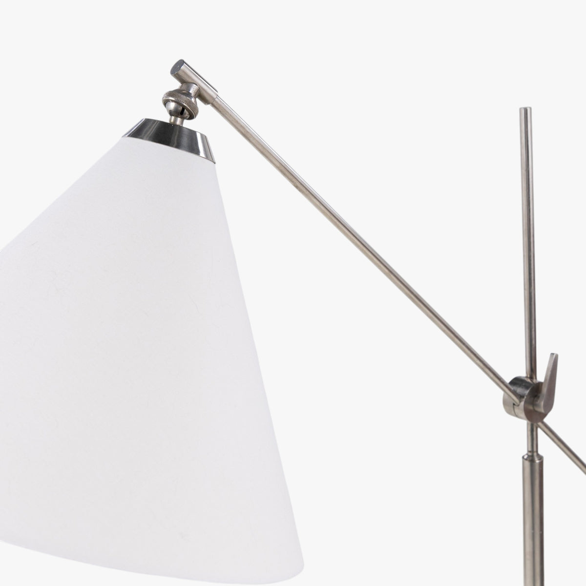 Gulvlampe i forniklet metal