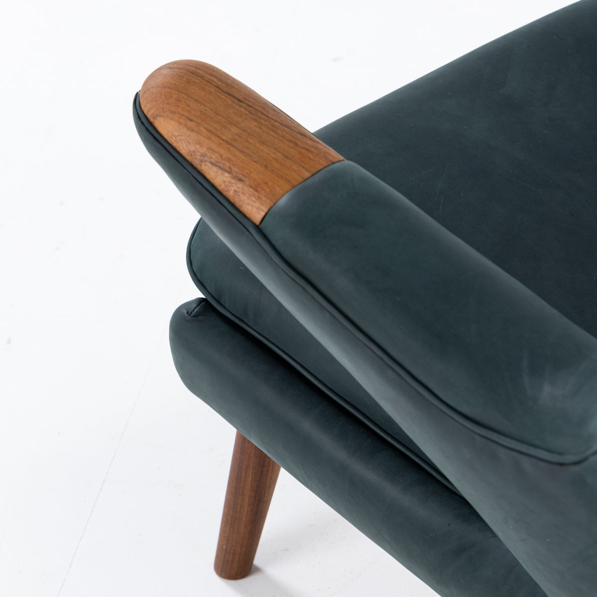 AP 19 - Papa Bear Chair in green leather