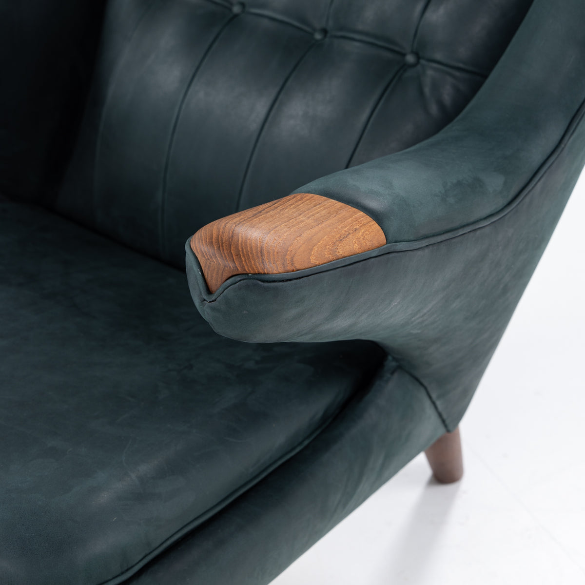 AP 19 - Papa Bear Chair in green leather
