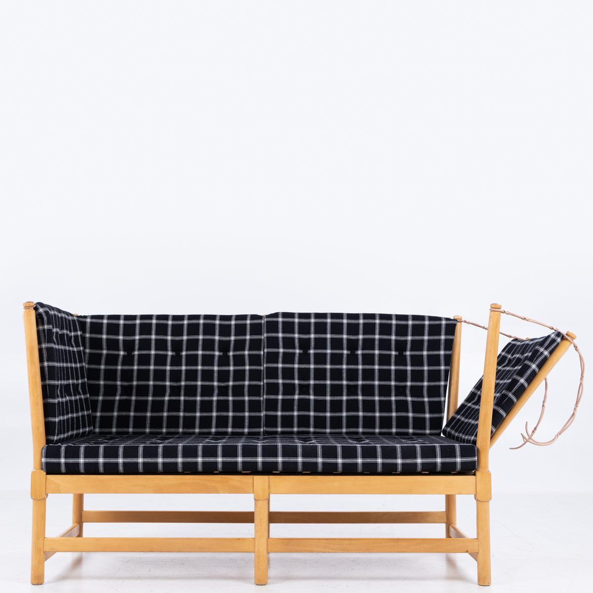 BM 1789 - Spoke-back sofa in Cotil textile