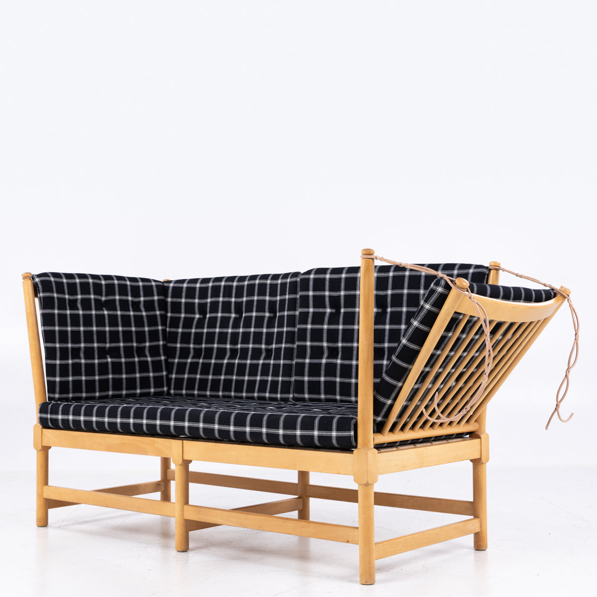 BM 1789 - Spoke-back sofa in Cotil textile