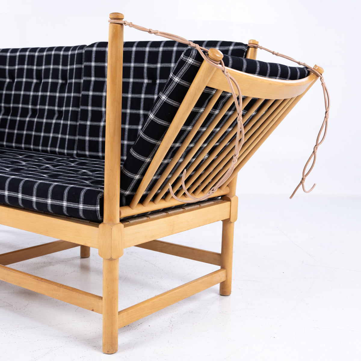 BM 1789 - Spoke-back sofa in Cotil textile