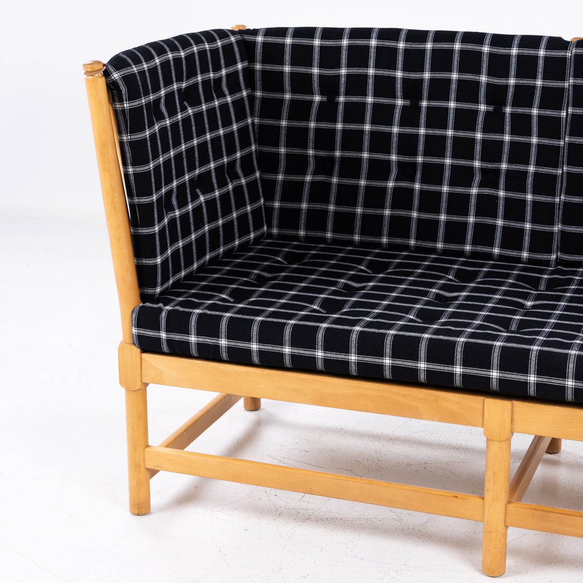 BM 1789 - Spoke-back sofa in Cotil textile