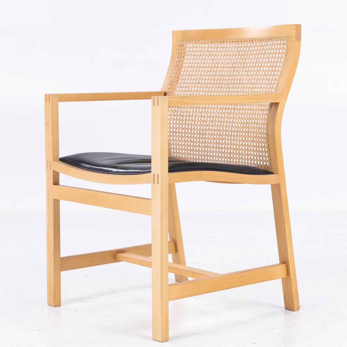 7512 - Armchair in ash