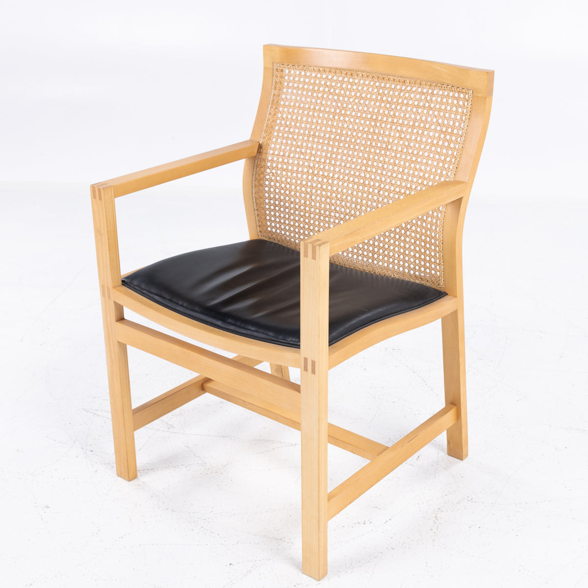 7512 - Armchair in ash