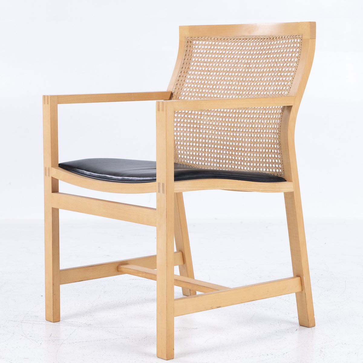 7512 - Armchair in ash