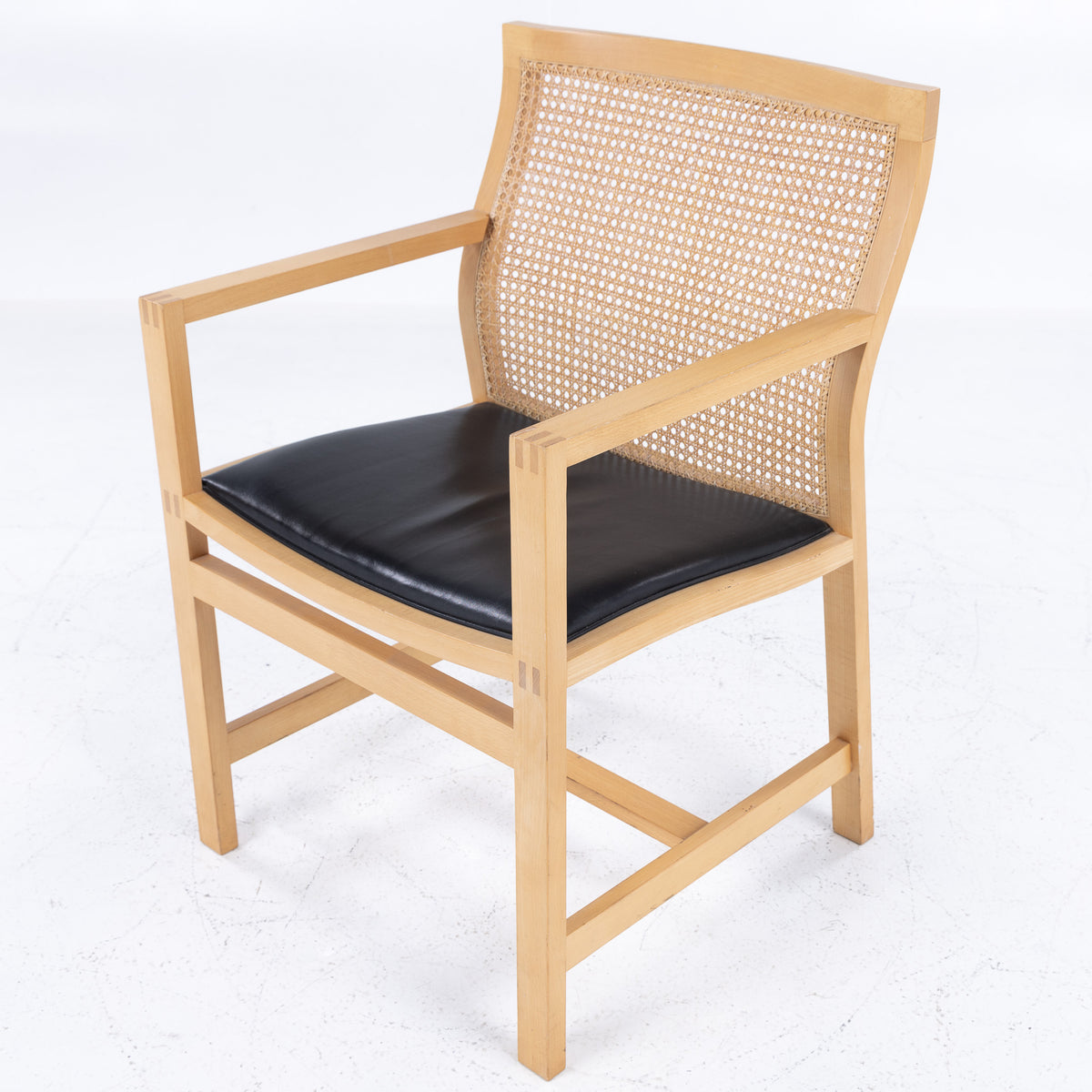7512 - Armchair in ash