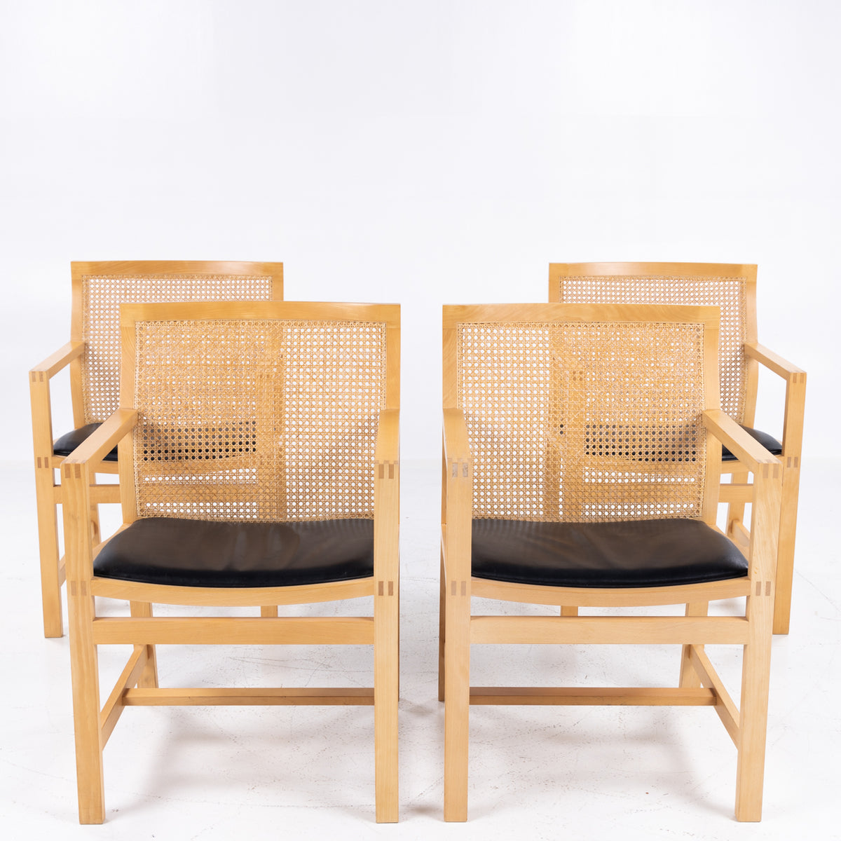 7512 - Armchair in ash
