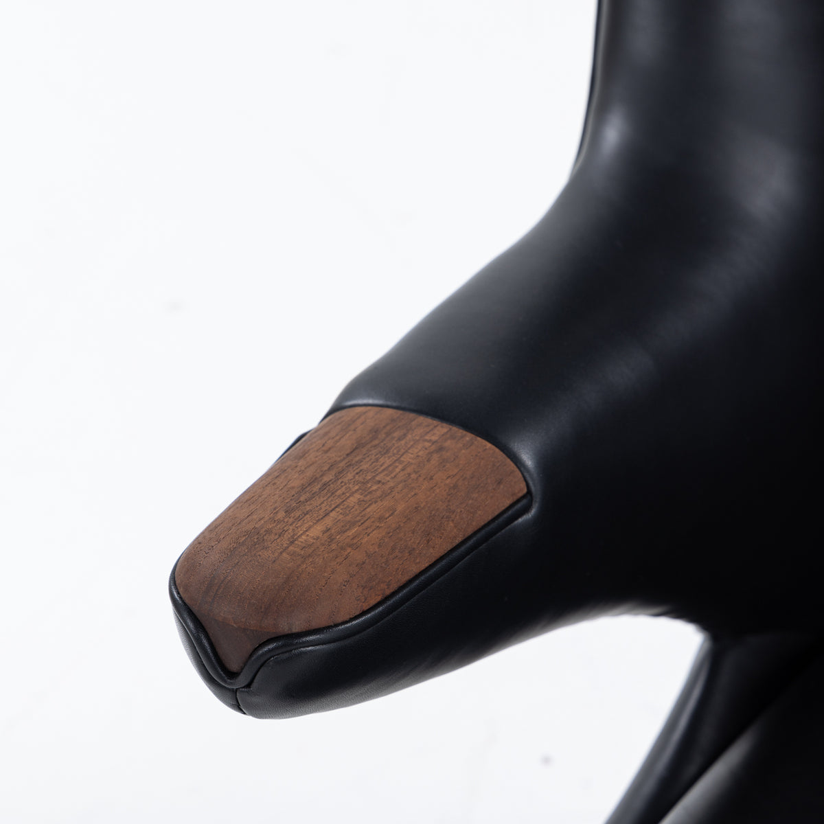 AP 19 - Papa Bear Chair in Elegance leather