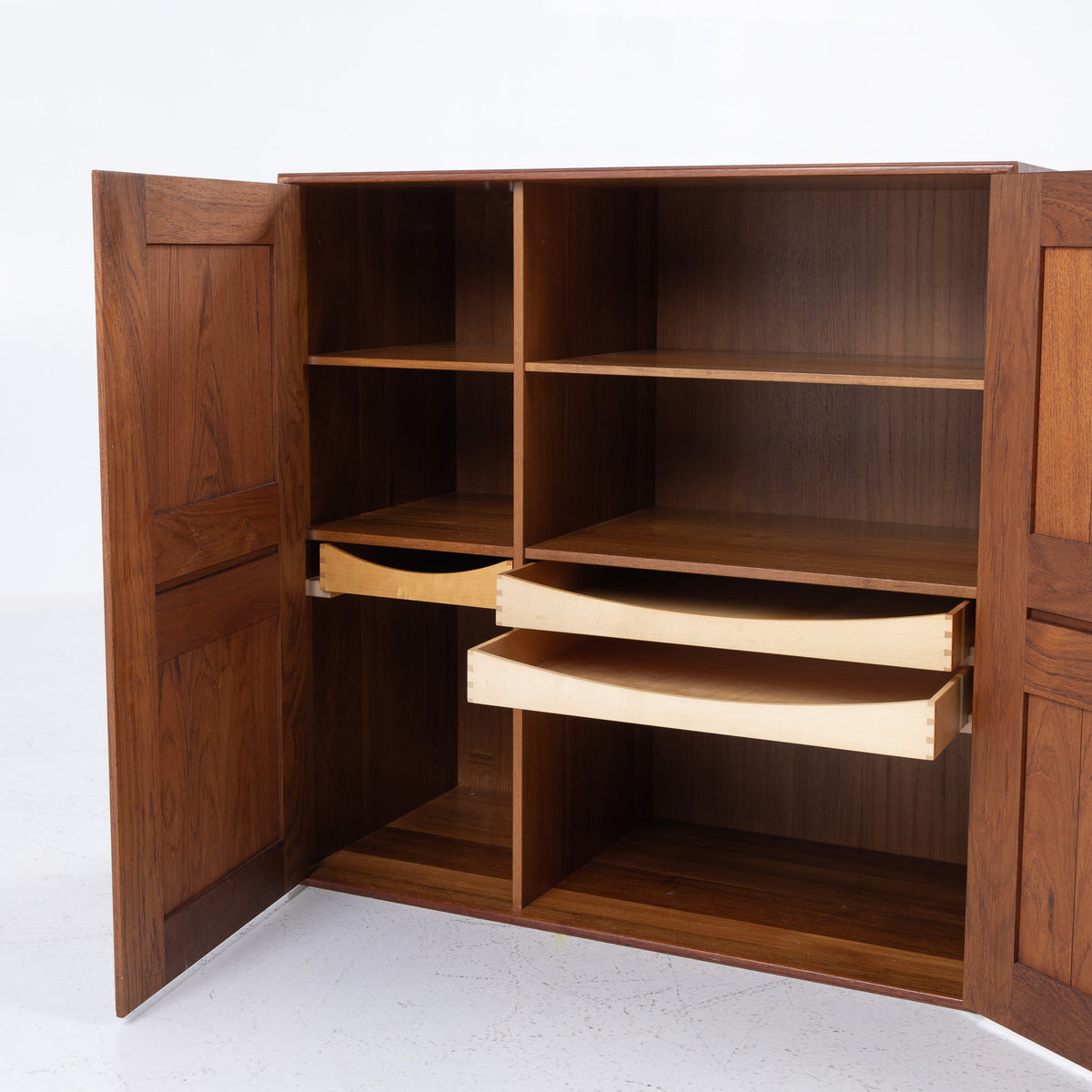 Cabinet in teak