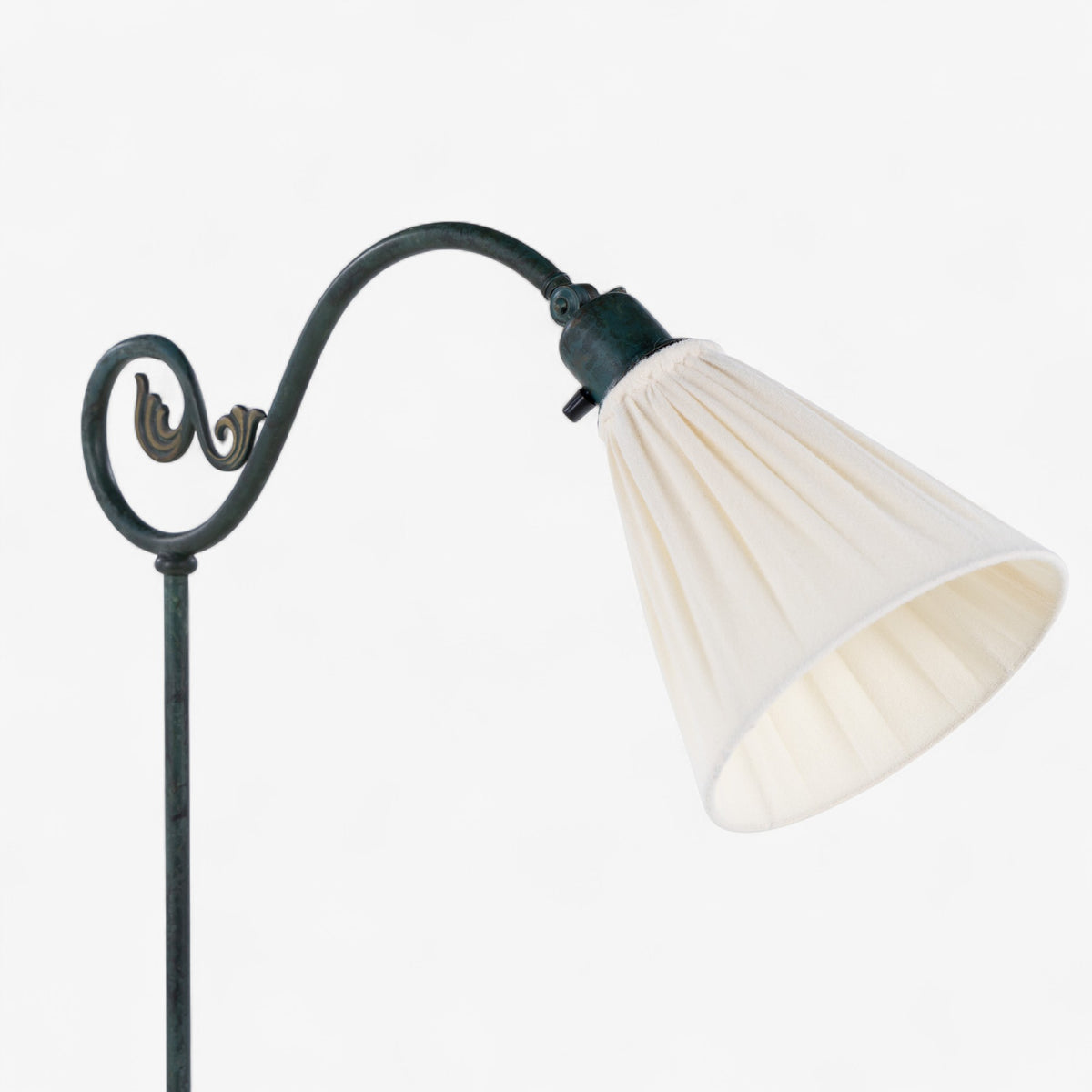 Gulvlampe i patineret bronze