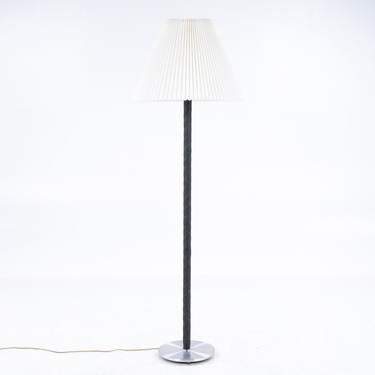 Floor lamp in braided leather
