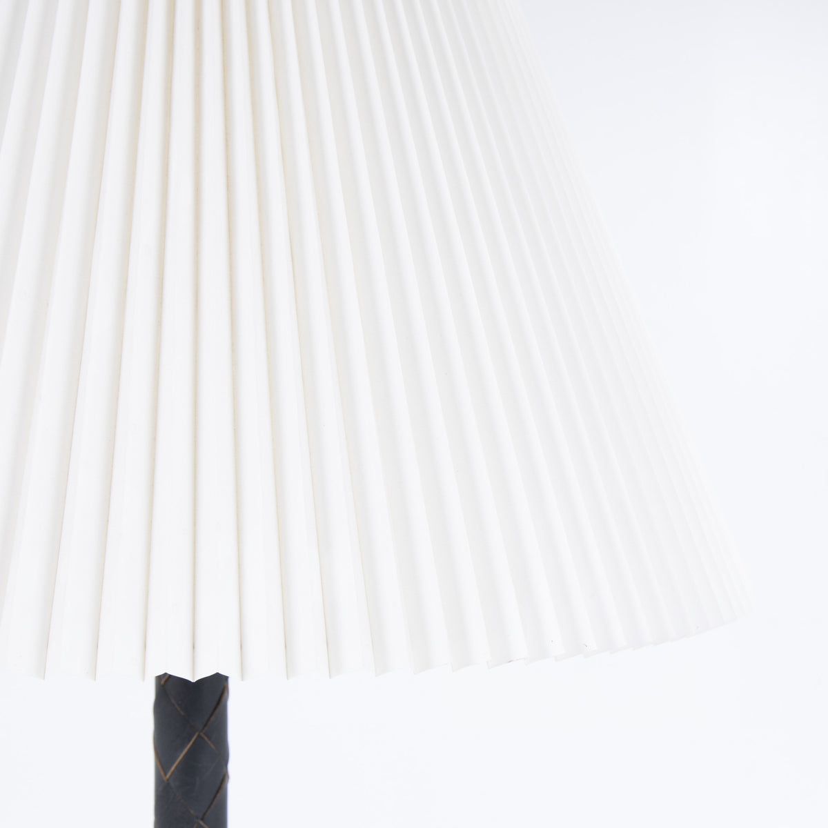 Floor lamp in braided leather