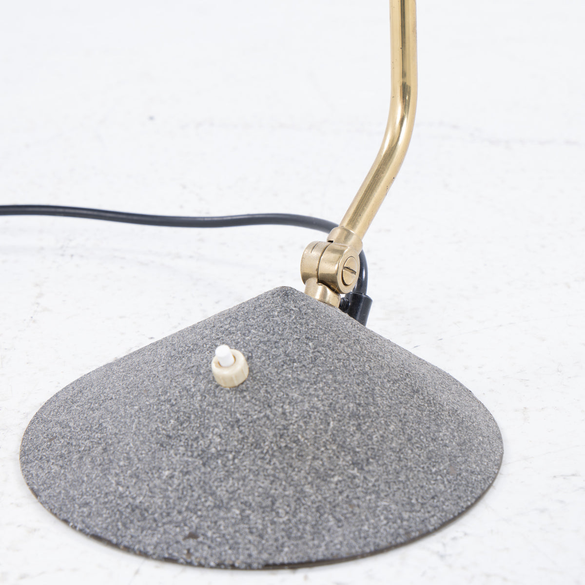 Table lamp in brass