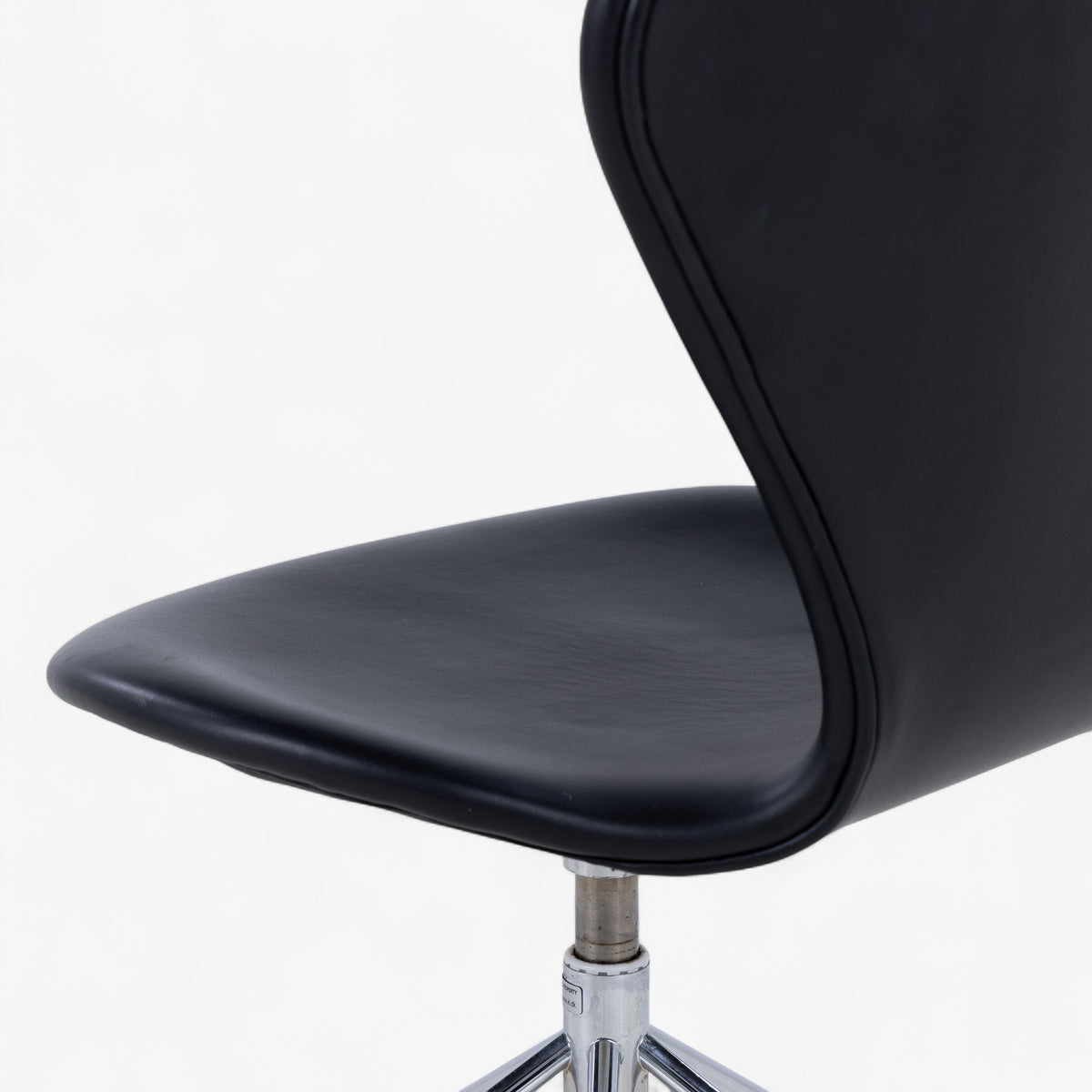 AJ 3117 - Office chair in black leather