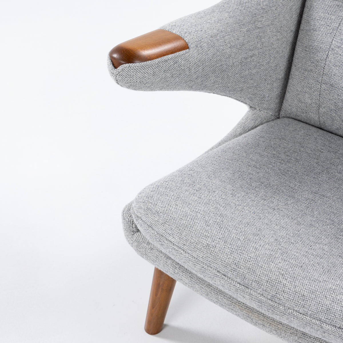 AP 19 - Papa Bear Chair w. stool in new textile