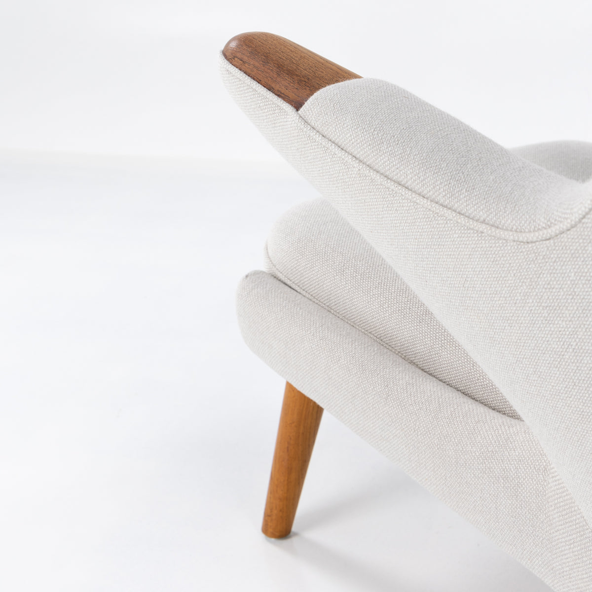 AP 19 - A pair of Papa Bear Chairs in light fabric