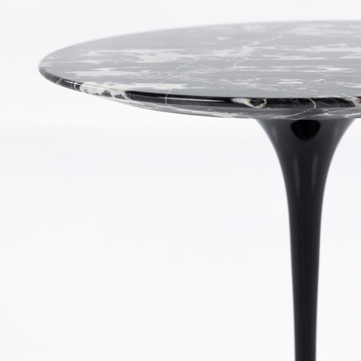 Saarinen Round side table in black marble