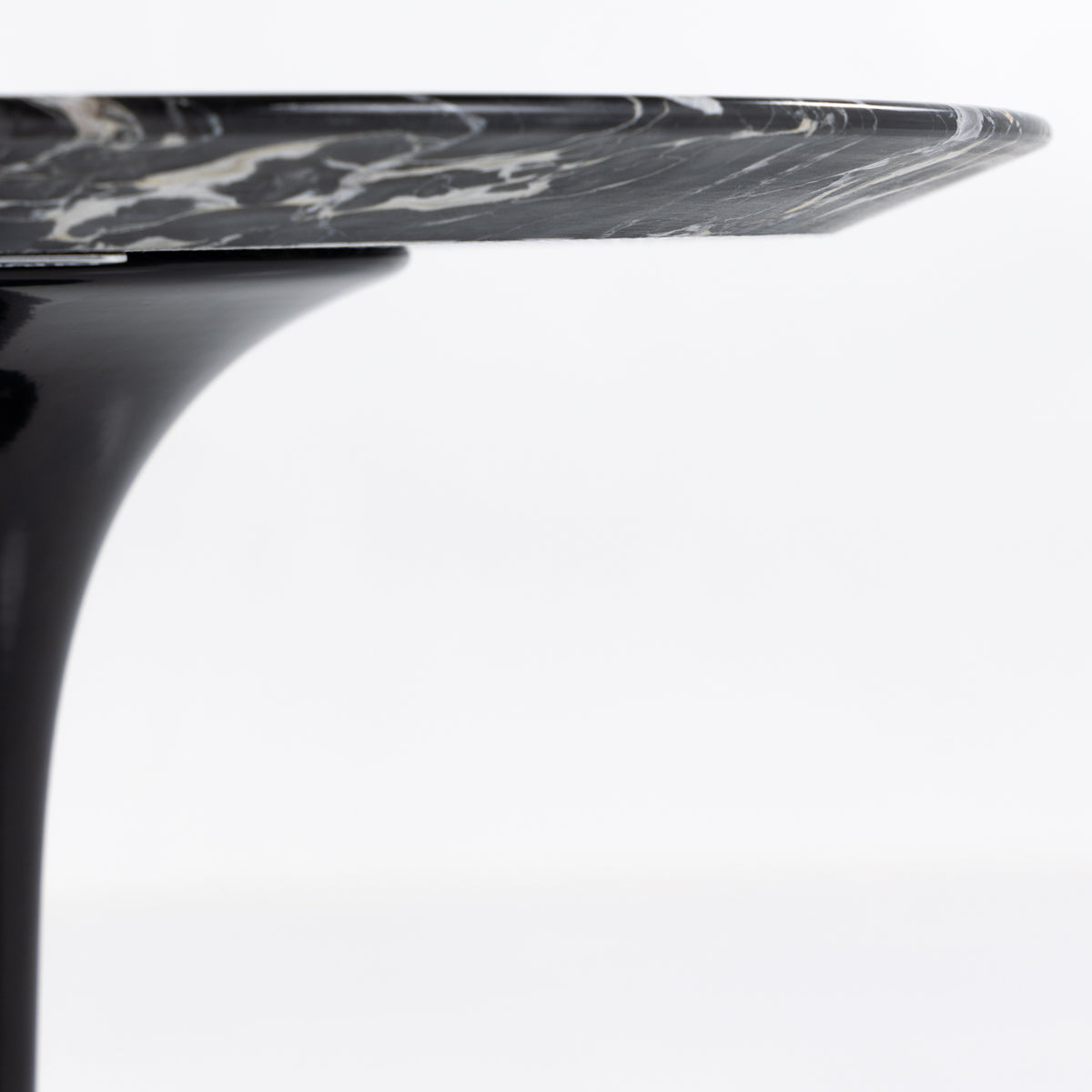 Saarinen Round side table in black marble