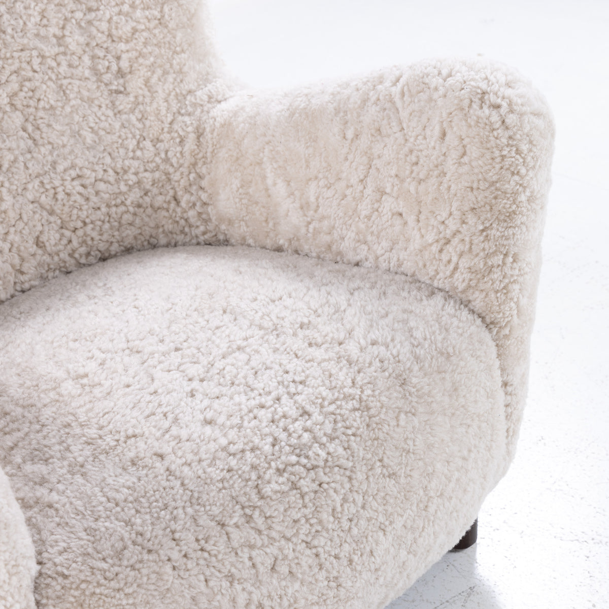 FH 1669 - Easy chair in lambskin