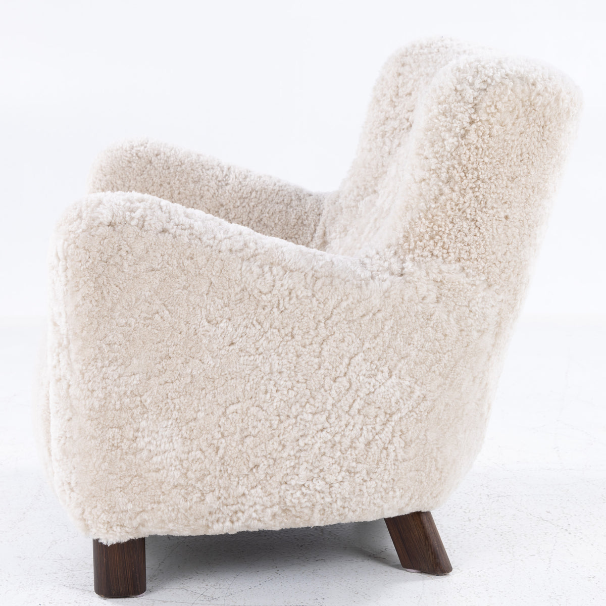 FH 1669 - Easy chair in lambskin
