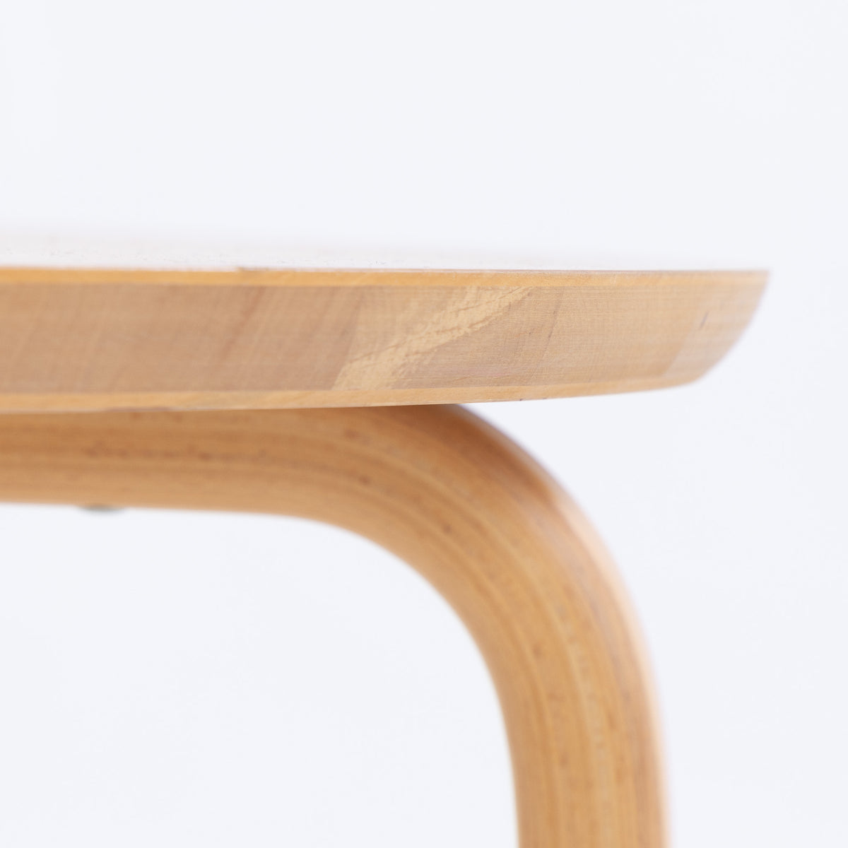 Round coffee table in mazur birch