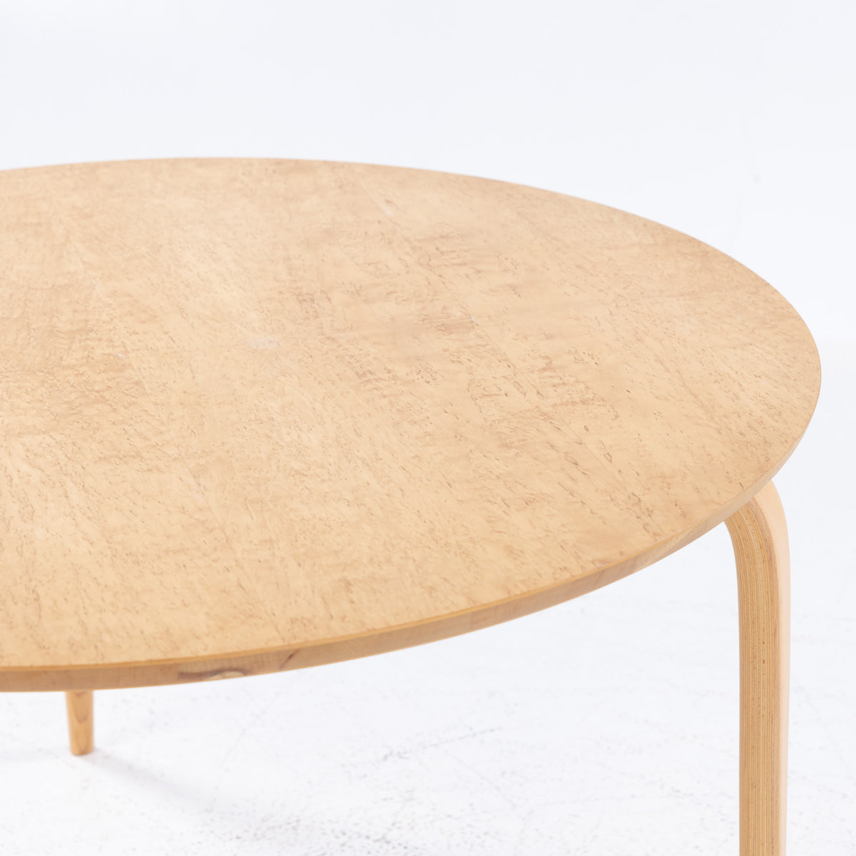 Round coffee table in mazur birch